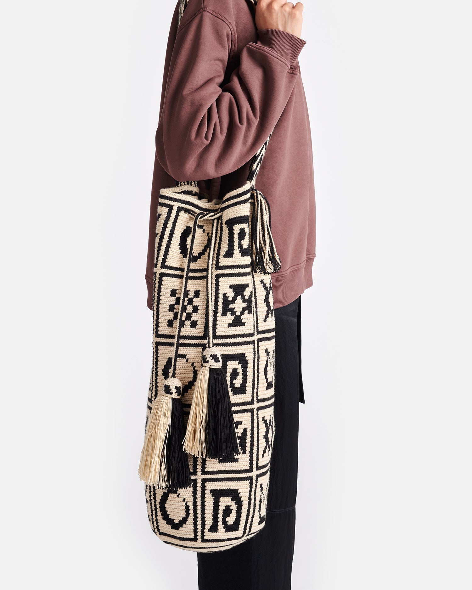 Nanushka Wayuu Symbol Maxi - Crocheted Bucket Bag - Kopjafa Black/Creme